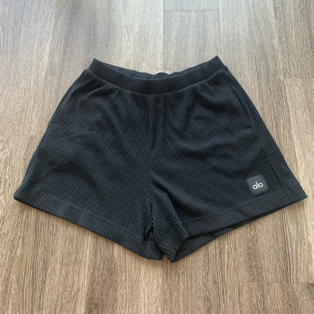 Alo Lounge Shorts w Drawstring and Pockets - M